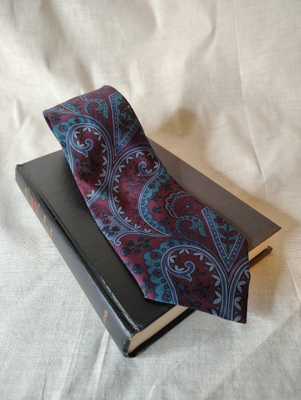 Vintage 1980s Tie Rack Windsor Collection Silk Burgundy Paisley  3.5" Necktie